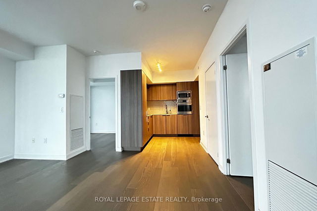 5402 - 11 Wellesley St. Street W