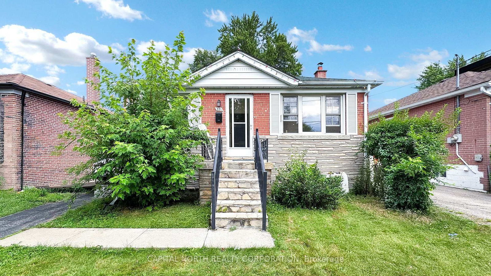 Detached House for sale at 221 Patricia Avenue, Toronto, Ontario, M2M 1J7 - Newtonbrook West - MLS: C12272525