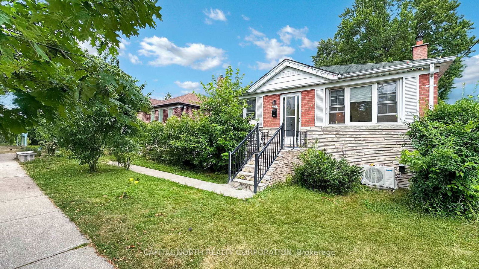 Detached House for sale at 221 Patricia Avenue, Toronto, Ontario, M2M 1J7 - Newtonbrook West - MLS: C12272525