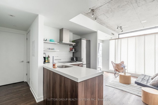 535 - 461 Adelaide Street W