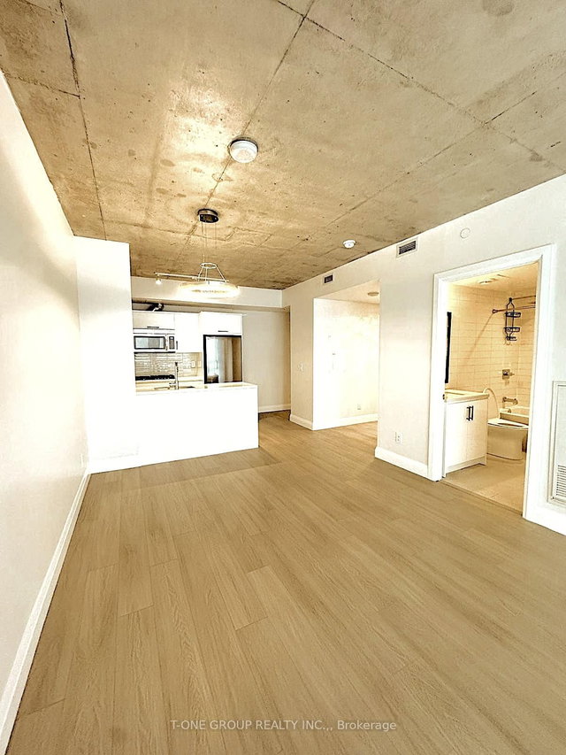 303 - 224 King Street W