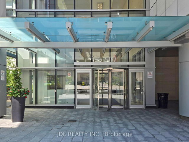 1813 - 386 Yonge Street