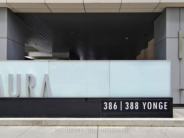 1813 - 386 Yonge Street