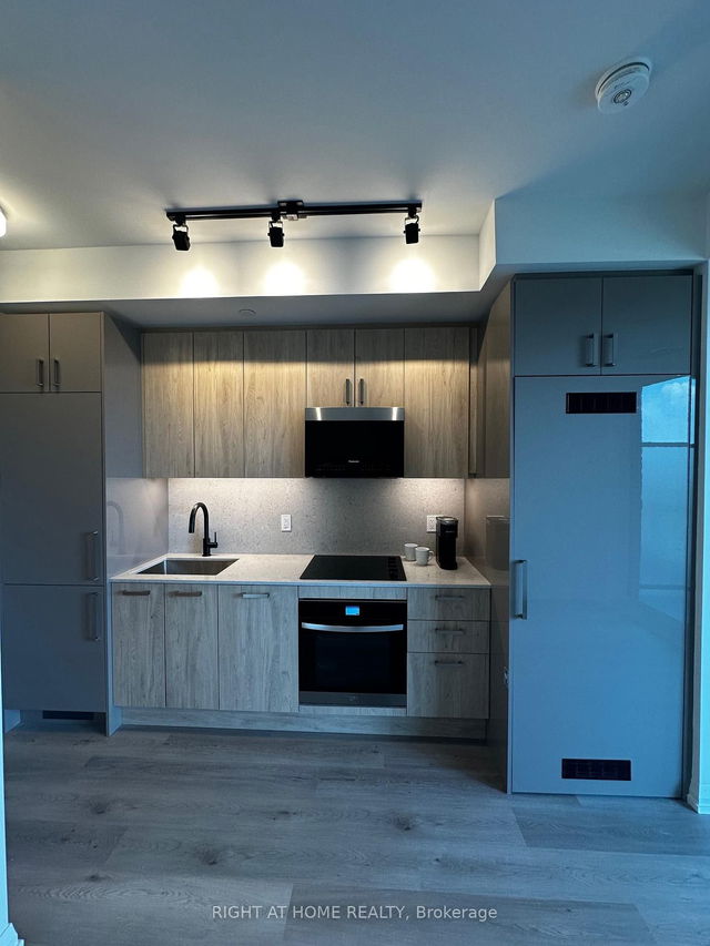1401 - 280 Dundas Street W