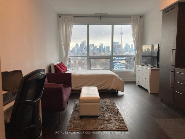 Ph08 - 1030 King Street W