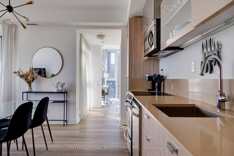 3710 - 290 Adelaide St W, Toronto, M5V 0P3 | Image 3