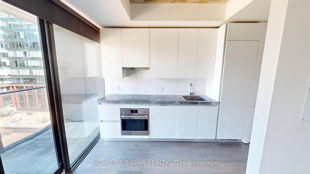 925 - 629 KING Street W