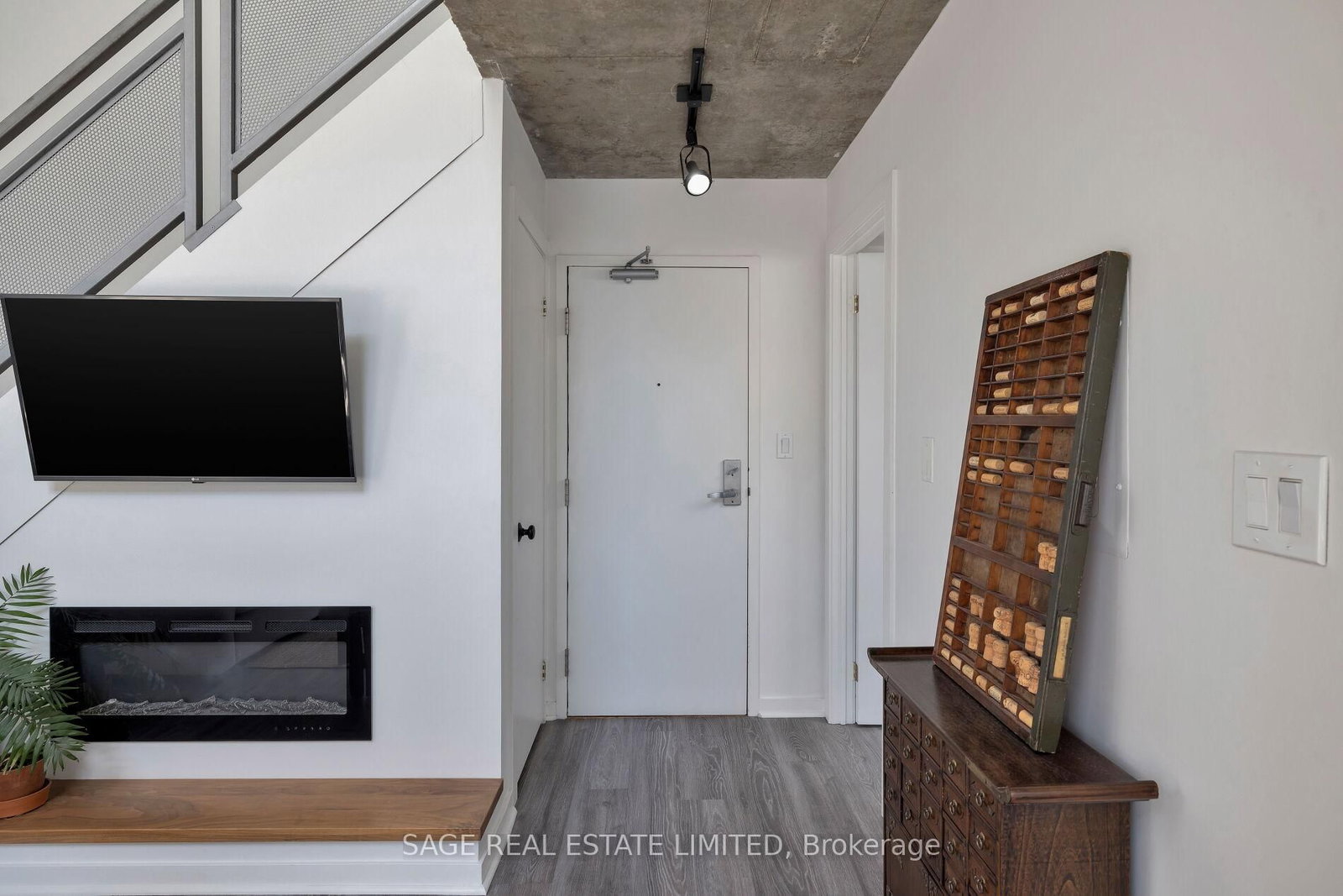 Listing Image 8