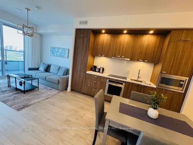 1605 - 10 Inn on the park Drive