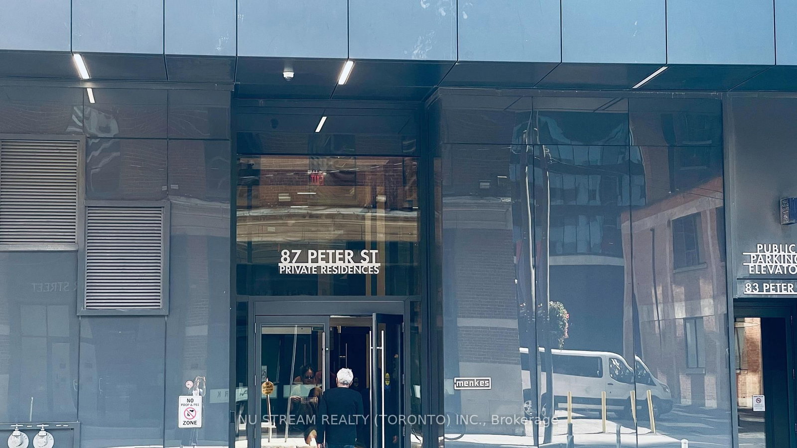 Welcome to your new home in the heart of Toronto's vibrant Entertainment District! This carpet-free, high-floor 1-bedroom condo offers spectacular unobstructed west view. Spacious one-bedroom layout with laminate flooring throughout. Modern kitchen with built-in appliances. Bright and open living space with floor-to-ceiling windows. High floor with stunning city views.Prime Downtown Location:Steps to public transit, CN Tower, Rogers Centre, and Scotia bank Arena, Close to restaurants, shops, cafes, Chinatown, and the Financial District. Luxury Building Amenities:Party room & guest suites,Theatre lounge, bar, and billiard room,Fitness centre, water spa & massage area. Expansive outdoor terrace for relaxing or entertaining. Available for Immediate Move-In!