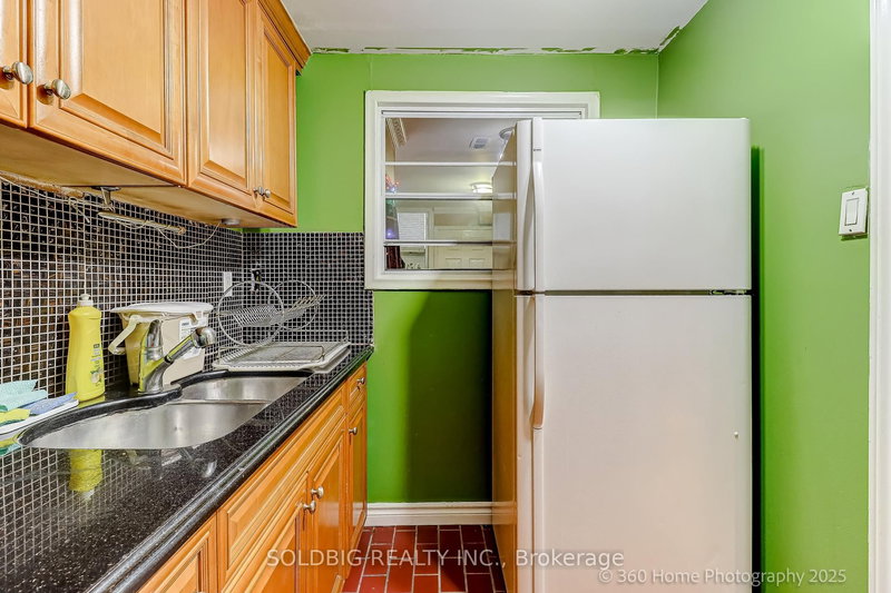 610 Vaughan Rd, Toronto, M6C 2R5 | Image 3