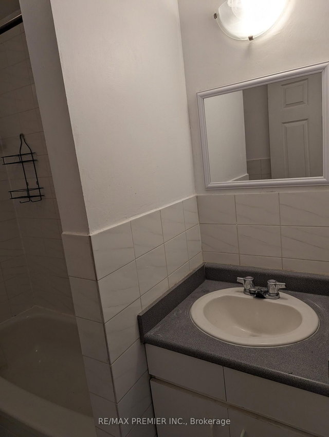 B - 1552 Avenue Road