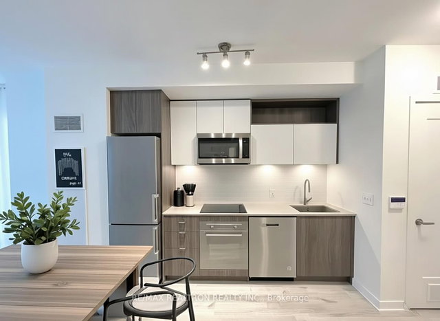 460 SW - 121 Lower Sherbourne Street