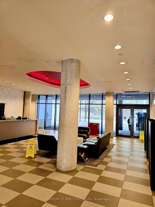213 - 560 King Street W