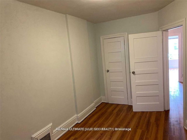 D - 406A Bloor Street W