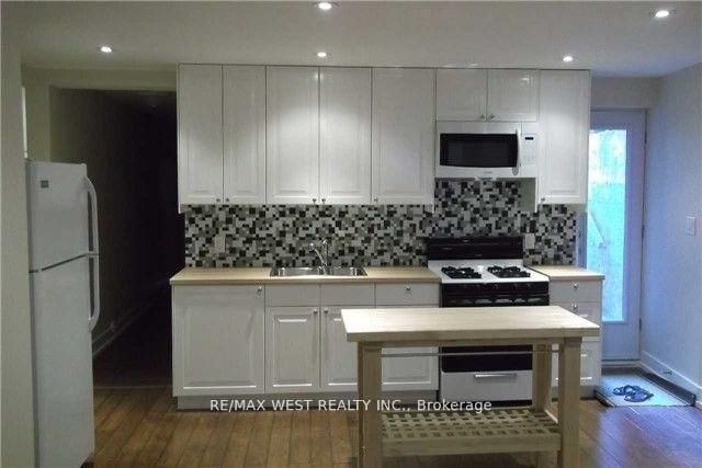 Lower - 111 Lippincott St, Toronto, M5S 2P2 | Image 2