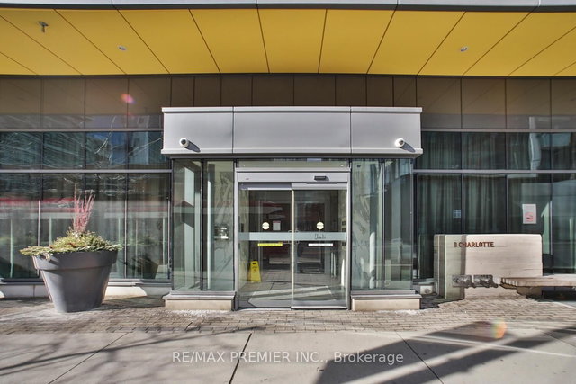 1606 - 8 Charlotte Street