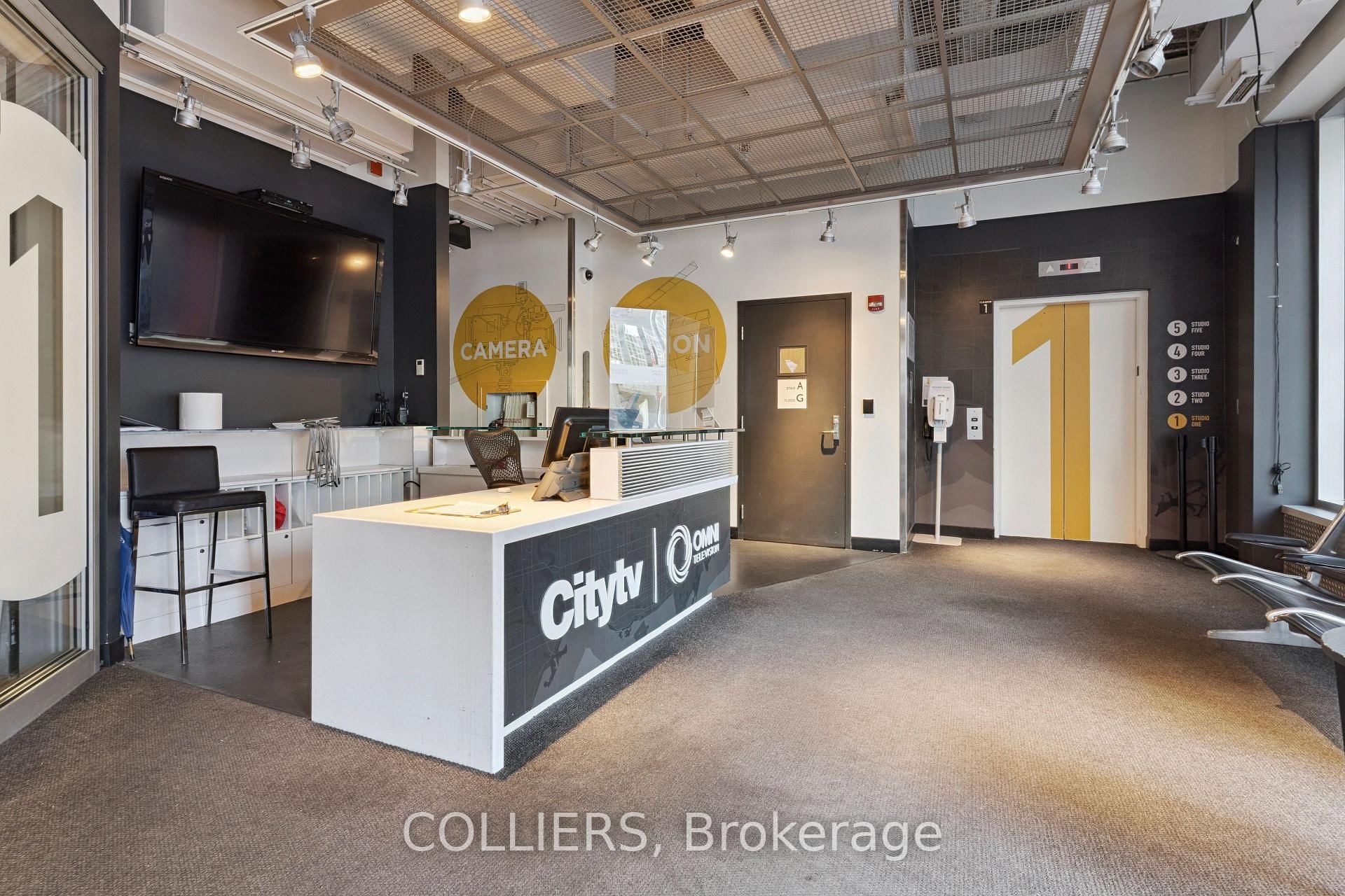 33 Dundas Street E