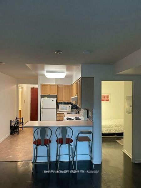 901 - 750 Bay Street