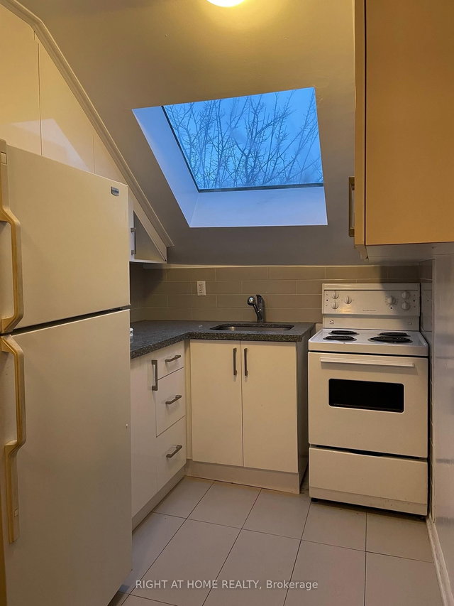 5 - 176 Spadina Road