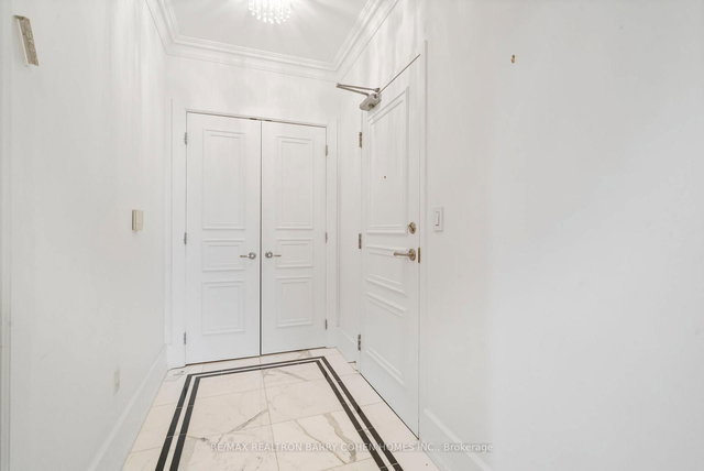 805c - 662 Sheppard Avenue E