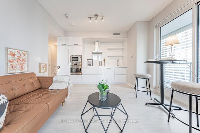 1302 - 2221 Yonge Street