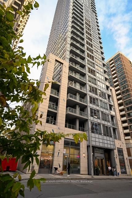 Ph 35 - 21 Balmuto St, Toronto, M4Y 1W4 | Image 2