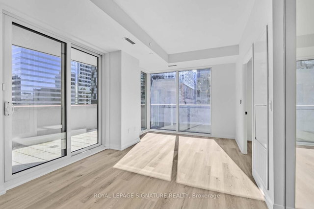 504 - 280 Dundas Street W