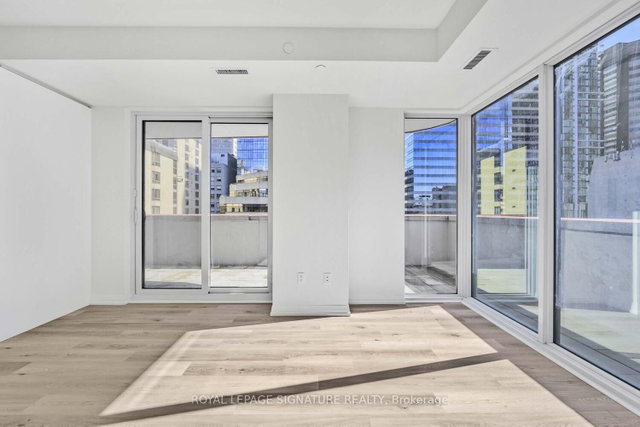 504 - 280 Dundas Street W