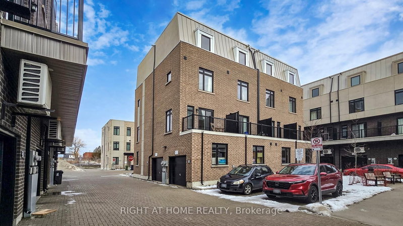 32 SPRUCE PINES Cres, Toronto, M4A 2X2 | Image 3