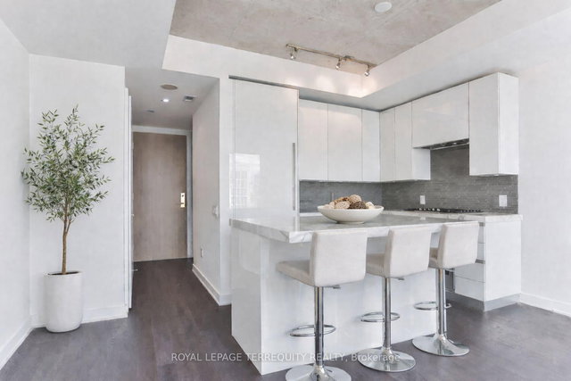 PH 1414 - 629 King Street W