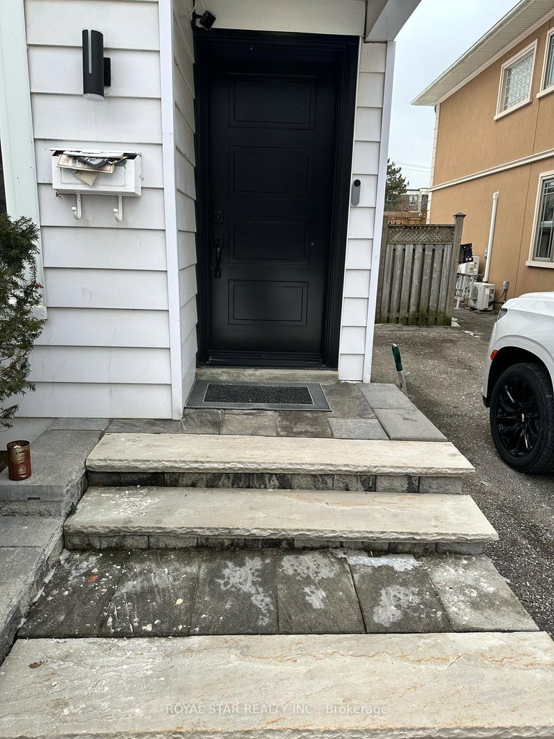 Room - 9 Roycrest Ave, Toronto, M2N 1R1 | Image 3