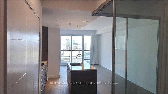 2805 - 488 University Avenue