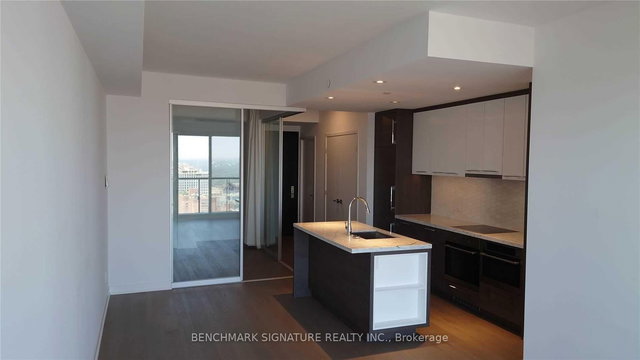 2805 - 488 University Avenue