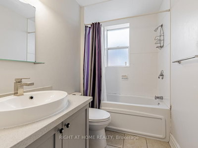 10 St Annes Road • Toronto, ON