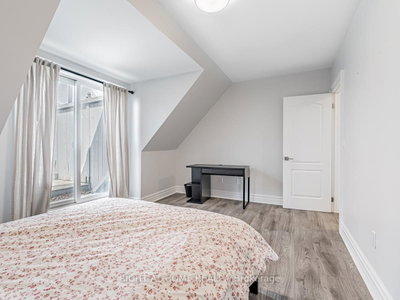 10 St Annes Road • Toronto, ON