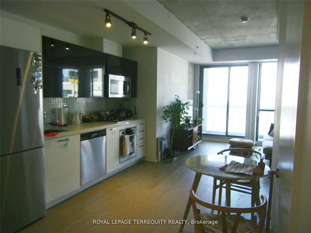 909 - 39 Brant Street