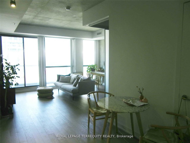 909 - 39 Brant Street