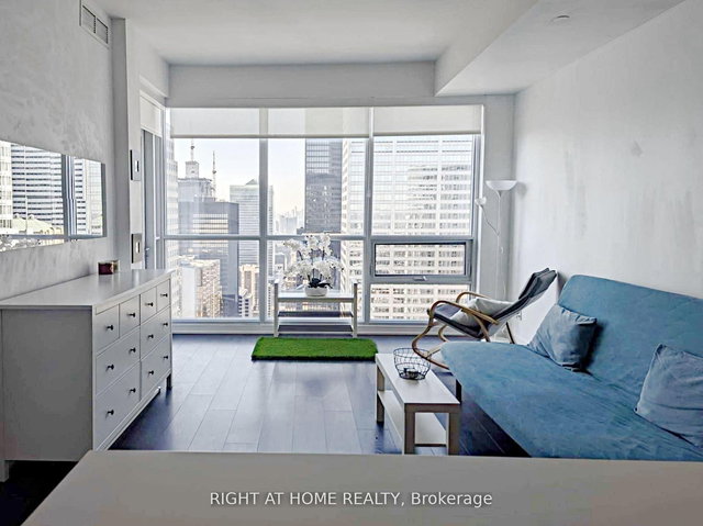 4707 - 88 Scott Street W