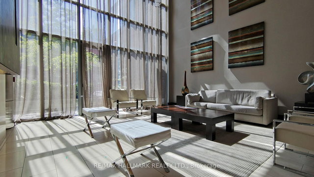 605 - 320 Richmond Street E