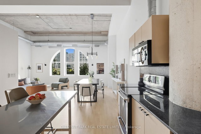 215 - 637 Lakeshore Boulevard W