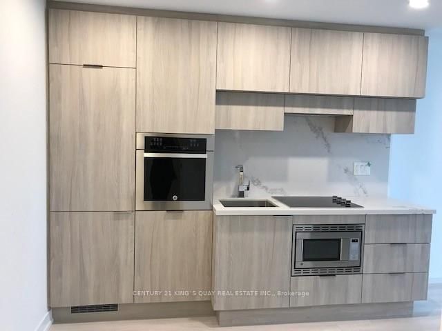 602 - 39 Roehampton Avenue