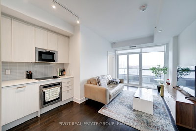 701-181 Bedford Road, Toronto, Ontario image-0-3