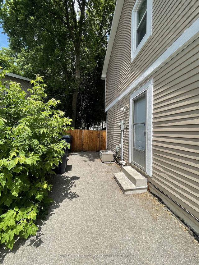 basement unit - 304 Cliffwood Rd N