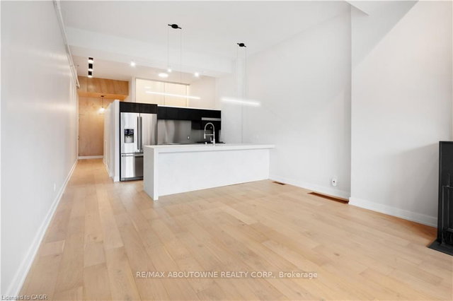 105 - 676 Richmond Street W
