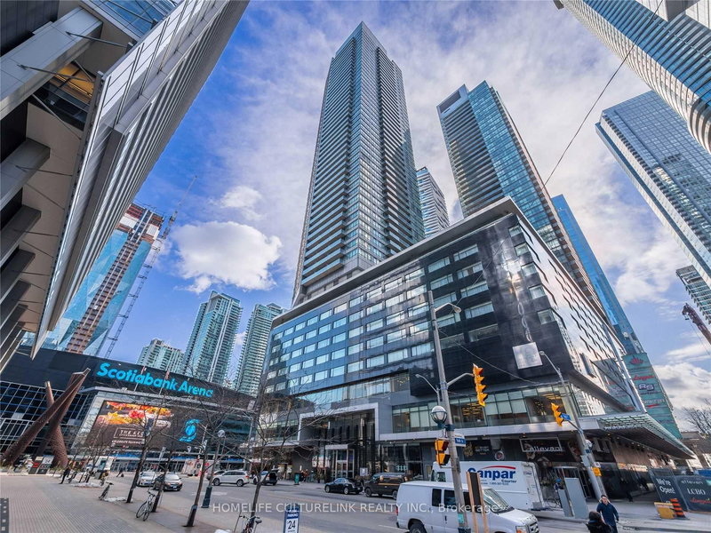 home for lease on 3109-55 Bremner Boulevard