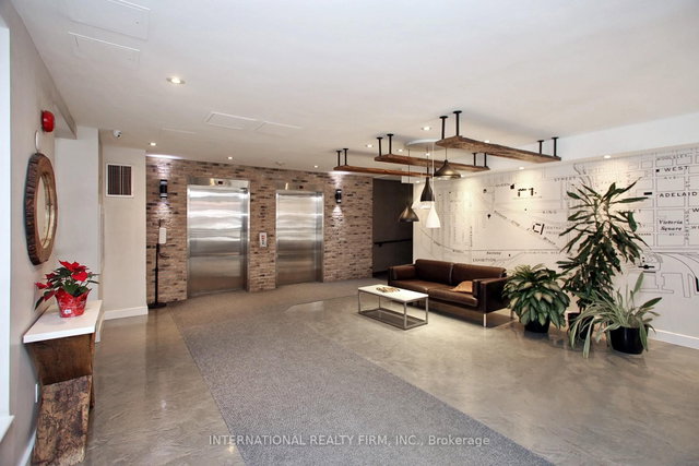 408 - 800 King Street W