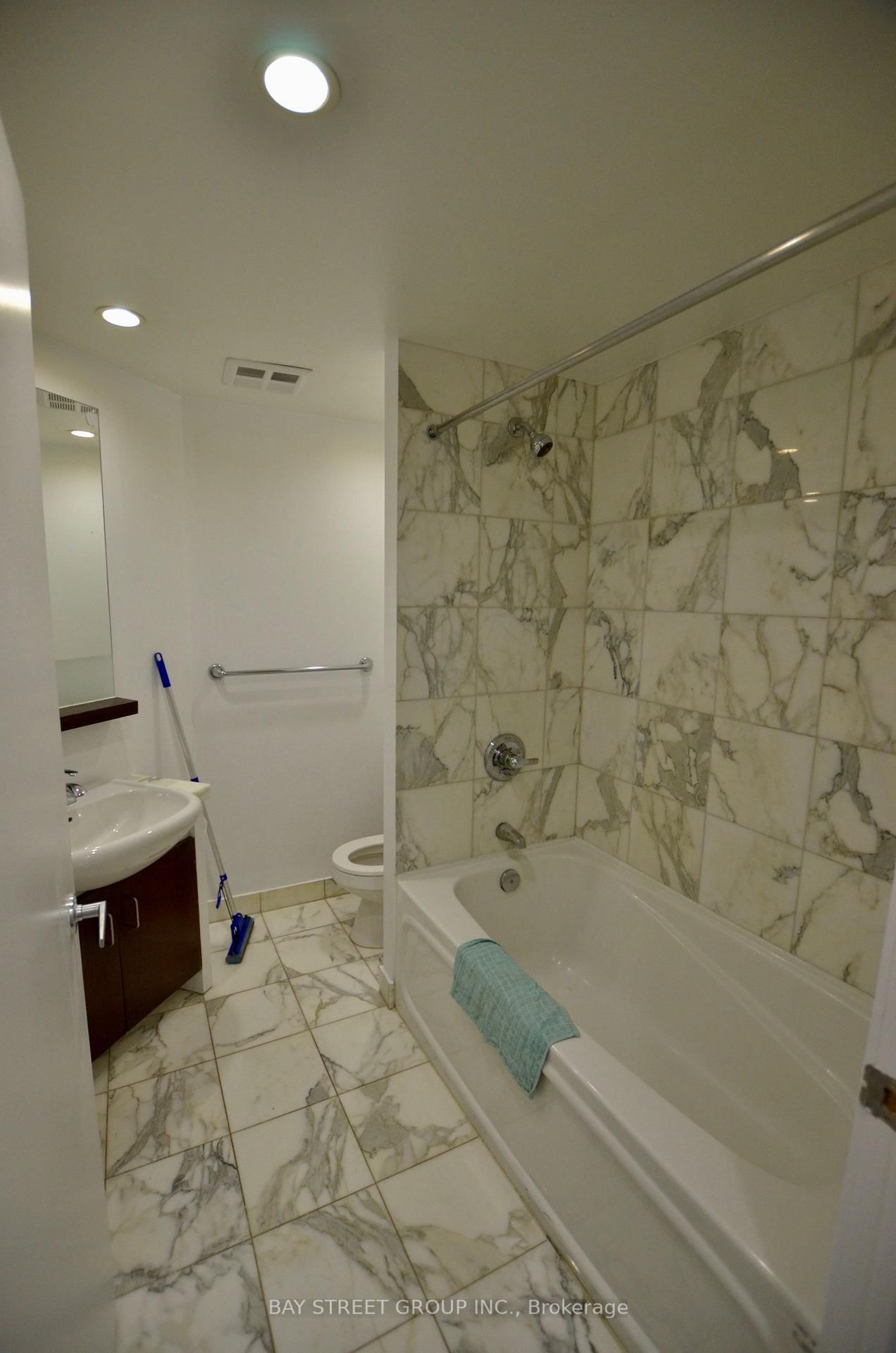 218 Queens Quay W, Unit 604 - Photo 10