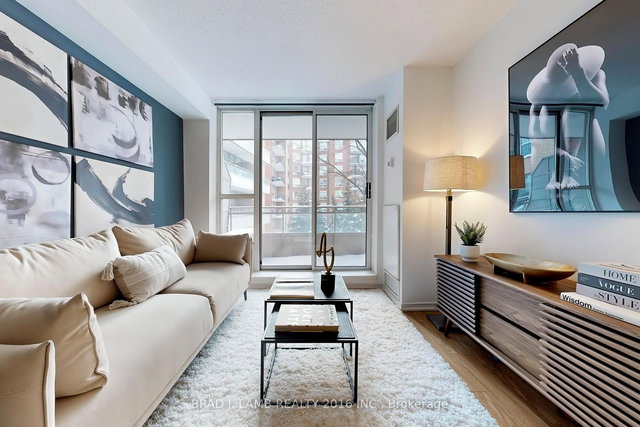 302 - 245 Davisville Avenue