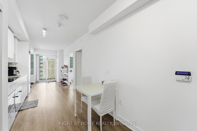 2112 Nt - 99 Broadway Avenue